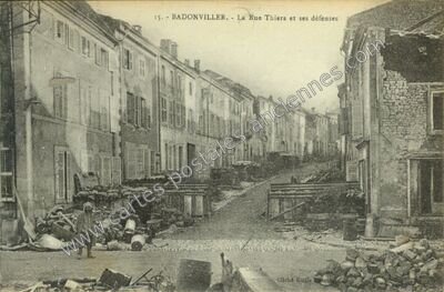 Carte postale ancienne La Rue Thiers et ses défenses — Badonviller (Meurthe-et-Moselle)
