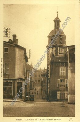 Carte postale ancienne Le Beffroi et la Rue de l'Hôtel-de-Ville — Briey (Meurthe-et-Moselle)