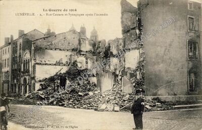 Carte postale ancienne La Guerre de 1914 - Rue Castara et Synagogue après l'incendie — Lunéville (Meurthe-et-Moselle)