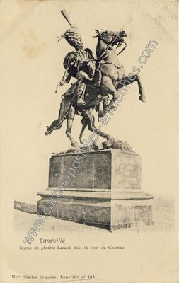 Carte postale ancienne Statue du général Lasalle dans la cour du Château — Lunéville (Meurthe-et-Moselle)