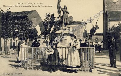 Carte postale ancienne Alsacienne et Lorraine devant la Statue de Jeanne d'Arc — Mars-la-Tour (Meurthe-et-Moselle)