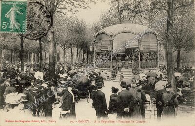 Carte postale ancienne A la Pépinière - Pendant le Concert — Nancy (Meurthe-et-Moselle)