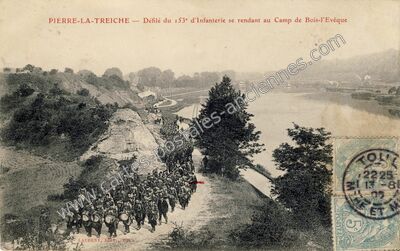 Carte postale ancienne Défilé du 153° d'Infanterie se rendant au Camp de Bois-l'Evêque — Pierre-la-Treiche (Meurthe-et-Moselle)
