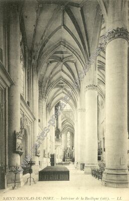 Carte postale ancienne Intérieur de la Basilique (côté) — Saint-Nicolas-de-Port (Meurthe-et-Moselle)