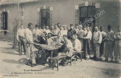 Carte postale ancienne Garnison - 39e Régiment d'Artillerie. - La Soupe dans la Cour — Toul (Meurthe-et-Moselle)