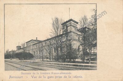 Carte postale ancienne Souvenir de la frontière franco-allemande. Vue de la gare prise de la colonie — Avricourt (Meurthe-et-Moselle)