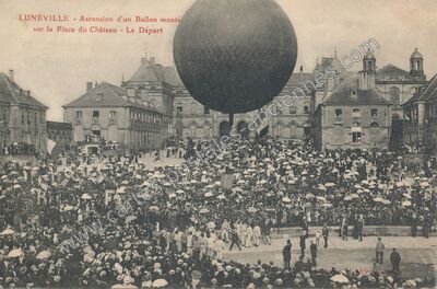 Carte postale ancienne Ascension d'un Ballon monté sur la Place du Château - Le Départ — Lunéville (Meurthe-et-Moselle)