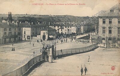 Carte postale ancienne La Place du Château et le Côteau de Frascati — Lunéville (Meurthe-et-Moselle)