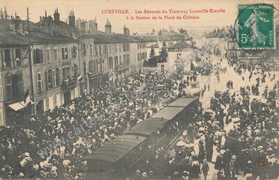 Carte postale ancienne Les Abonnés du Tramway Lunéville-Einville à la Station de la Place du Château — Lunéville (Meurthe-et-Moselle)