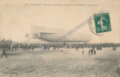 Carte postale ancienne Le “ Zeppelin IV ” atterrissant au Champ de Mars — Lunéville (Meurthe-et-Moselle)