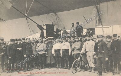 Carte postale ancienne Atterrissage d'un ZEPPELIN allemand — Lunéville (Meurthe-et-Moselle)