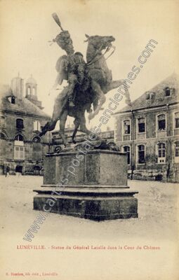 Carte postale ancienne Statue du Général Lasalle dans la Cour du Château — Lunéville (Meurthe-et-Moselle)