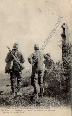 Carte postale ancienne Estafettes cyclistes en observation pendant la bataille — Longuyon (Meurthe-et-Moselle)