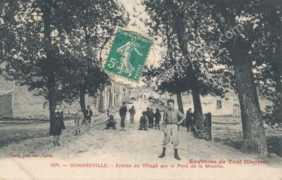 Carte postale ancienne Entrée du Village par le Pont de la Moselle — Gondreville (Meurthe-et-Moselle)