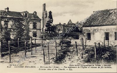 Carte postale ancienne Vue extérieure de l'Eglise et réseaux de fils barbelés — Berry-au-Bac (Aisne)