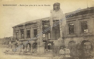 Carte postale ancienne Mairie (vue prise de la rue du Marché) — Blérancourt (Aisne)