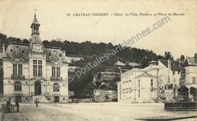 Carte postale ancienne Hôtel de Ville, Théâtre et Place du Marché — Château-Thierry (Aisne)