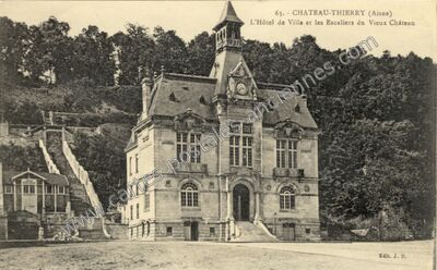 Carte postale ancienne L'Hôtel de Ville et les Escaliers du Vieux Château — Château-Thierry (Aisne)