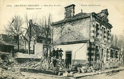 Carte postale ancienne Rue des Ecoles / Ecole Maternelle — Château-Thierry (Aisne)