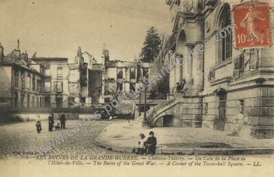 Carte postale ancienne Les ruines de la Grande Guerre. — Un coin de la Place de l'Hôtel-de-Ville — Château-Thierry (Aisne)