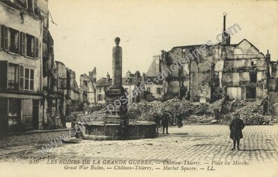 Carte postale ancienne Les ruines de la Grande Guerre. — Place du Marché — Château-Thierry (Aisne)