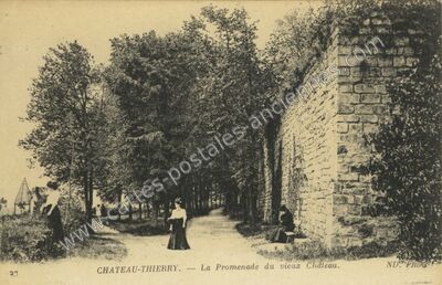 Carte postale ancienne La Promenade du vieux Château — Château-Thierry (Aisne)