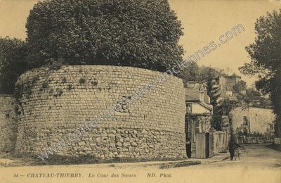 Carte postale ancienne La Cour des Sœurs — Château-Thierry (Aisne)