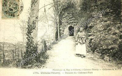 Carte postale ancienne Ruines du Château-Fort — Château-Thierry (Aisne)