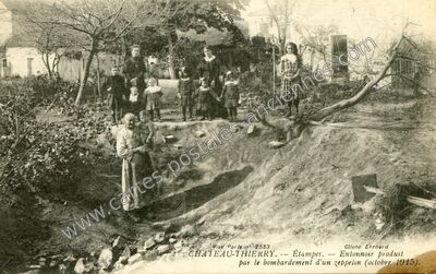 Carte postale ancienne Entonnoir produit par le bombardement d'un zeppelin (octobre 1915) — Château-Thierry (Aisne)