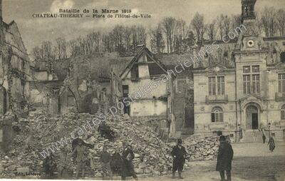 Carte postale ancienne Bataille de la Marne 1918 — Place de l'Hôtel-de-Ville — Château-Thierry (Aisne)