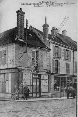 Carte postale ancienne Le Café Français, Rue Carnot — Château-Thierry (Aisne)