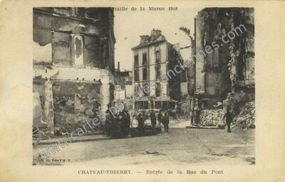 Carte postale ancienne Entrée de la Rue du Pont — Château-Thierry (Aisne)