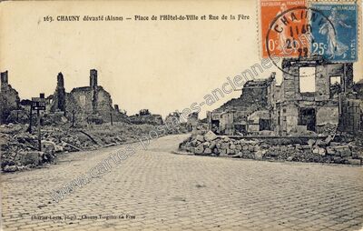 Carte postale ancienne Place de l'Hôtel-de-Ville et Rue de la Fère — Chauny (Aisne)