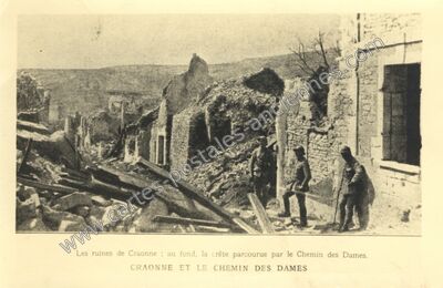 Carte postale ancienne Les ruines : au fond, la crête parcourue par le Chemin des Dames — Craonne (Aisne)
