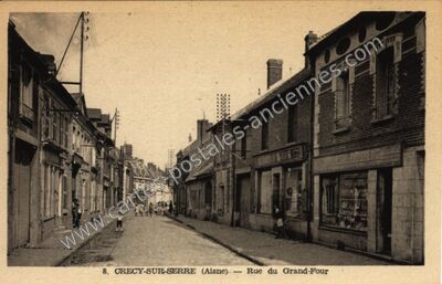 Carte postale ancienne Rue du Grand-Four — Crécy-sur-Serre (Aisne)