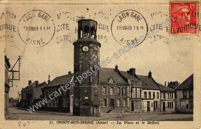 Carte postale ancienne La Place et le Beffroi — Crécy-sur-Serre (Aisne)
