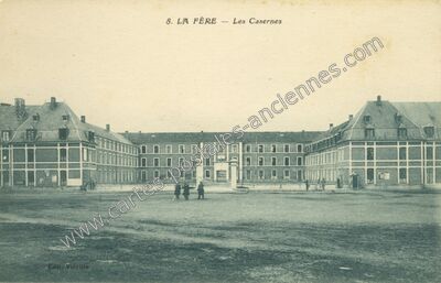 Carte postale ancienne Les Casernes — La Fère (Aisne)