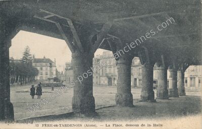 Carte postale ancienne La Place, dessous de la Halle — Fère-en-Tardenois (Aisne)