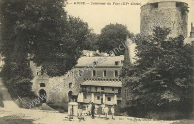 Carte postale ancienne Intérieur du Fort (XVe Siècle) — Guise (Aisne)