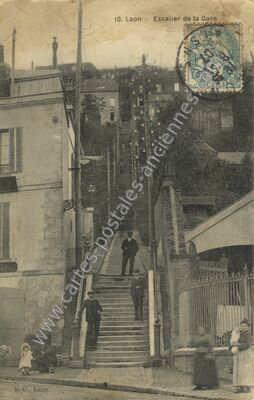 Carte postale ancienne Escalier de la Gare — Laon (Aisne)
