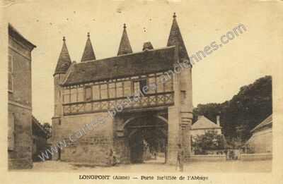 Carte postale ancienne Porte fortifiée de l'Abbaye — Longpont (Aisne)