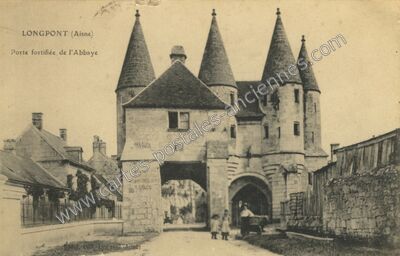 Carte postale ancienne Porte fortifiée de l'Abbaye — Longpont (Aisne)