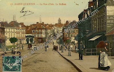 Carte postale ancienne La Rue d'Isle. Le Beffroi — Saint-Quentin (Aisne)