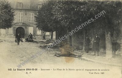 Carte postale ancienne La Guerre 1914-15-16 - La Place de la Mairie après un engagement de cavalerie — Soissons (Aisne)