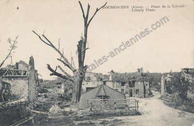 Carte postale ancienne Place de la Liberté — Bouresches (Aisne)