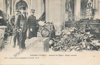 Carte postale ancienne Intérieur de l'Église - Objets ramassés — Château-Thierry (Aisne)