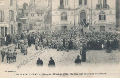 Carte postale ancienne Place de l'Hôtel de Ville - Un Concert offert par nos Poilus — Château-Thierry (Aisne)