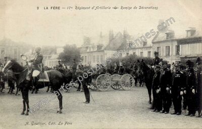 Carte postale ancienne 17e Régiment d'Artillerie ·. Remise de Décorations — La Fère (Aisne)