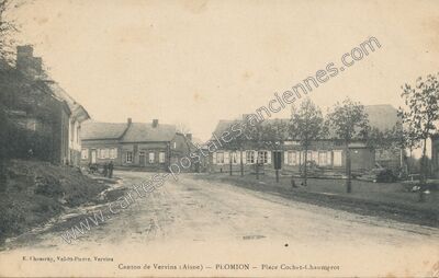 Carte postale ancienne Place Cochet-Chaumerot — Plomion (Aisne)
