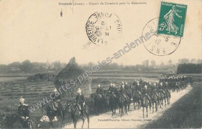 Carte postale ancienne Départ de Cavalerie pour la Manœuvre — Sissonne (Aisne)